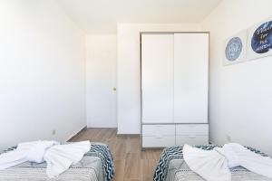 Łóżko lub łóżka w pokoju w obiekcie Home2Book Beautiful Apart Los Cristianos Pool Wifi