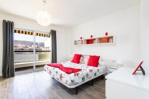 Łóżko lub łóżka w pokoju w obiekcie Home2Book Beautiful Apart Los Cristianos Pool Wifi