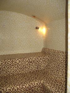 奈達的住宿－尼多斯博依塞內一室公寓，一间位于瓷砖客房内的带床铺的浴室