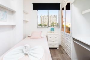 Łóżko lub łóżka w pokoju w obiekcie Home2Book Beautiful Apart Los Cristianos Pool Wifi
