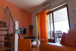 A television and/or entertainment centre at Relax al Porto - 180 degrees of exciting Garda lake views