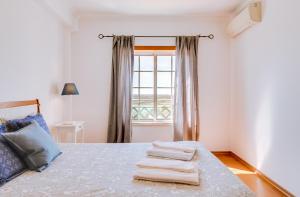 A bed or beds in a room at The Nest Apartment - Sea View - Faro