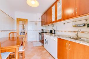 een keuken met een wastafel en een vaatwasser bij The Nest Apartment - Sea View - Faro in Faro