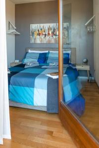 A bed or beds in a room at Relax al Porto - 180 degrees of exciting Garda lake views Még 37 kép