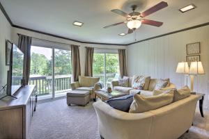 Galeriebild der Unterkunft Lake and Golf Retreat with Dock and 2 Luxury Decks! in Sanford