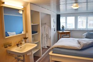 Ein Bett oder Betten in einem Zimmer der Unterkunft Gasthaus Sternen