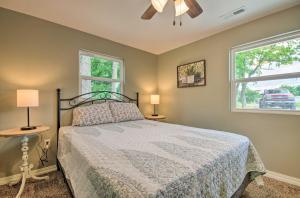 A bed or beds in a room at Omaha Apartment with Yard - 15 Miles to Branson