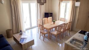 TV a/nebo společenská místnost v ubytování Alexandra SeaSide Villas