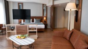 TV a/nebo společenská místnost v ubytování Grand Sirkeci Hotel