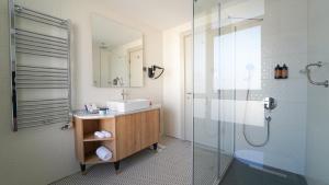 A bathroom at Grand Sirkeci Hotel