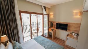 A television and/or entertainment centre at Grand Sirkeci Hotel