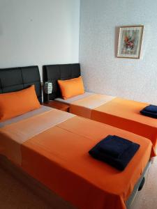 Habitación con 2 camas y sofá en Nice Apartment Downtown - 2, en Torrevieja