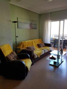 sala de estar con sofá y mesa en Nice Apartment Downtown - 2, en Torrevieja