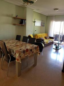 sala de estar con mesa y sofá en Nice Apartment Downtown - 2, en Torrevieja