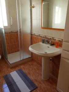 y baño con lavabo y ducha. en Nice Apartment Downtown - 2, en Torrevieja