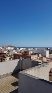 vistas a la ciudad desde el techo de un edificio en Nice Apartment Downtown - 2, en Torrevieja