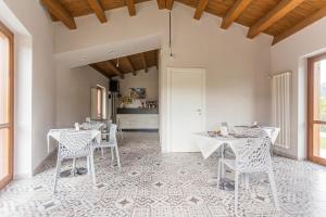 une chambre avec deux tables et des chaises ainsi qu'un couloir dans l'établissement Albergo Diffuso Amatrice, à Amatrice