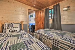 een slaapkamer met 2 bedden in een blokhut bij Pequot Lakes Cabin with Dock Nestled on Loon Lake! in Pequot Lakes