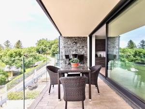 een eetkamer met een tafel en stoelen op een balkon bij THE VIEW!!! by Design Studio in Perledo
