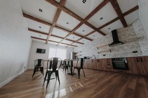 a room with chairs and a kitchen with a table at Saliuk Lodge in Solochin