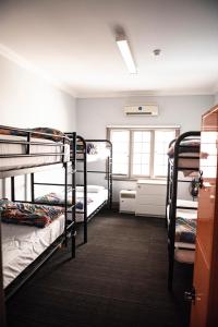 パースにあるThe Emperors Crown Hostelのドミトリールーム 二段ベッド3組付