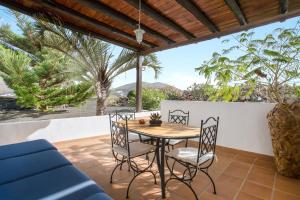 La VeguetaにあるApartamento Panchoの眺めの良いパティオ(テーブル、椅子付)