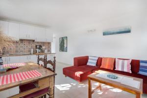 La VeguetaにあるApartamento Panchoのソファとテーブルのあるリビングルーム +14枚の写真