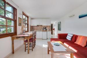 - un salon avec un canapé rouge et une table dans l'établissement Apartamento Pancho, à La Vegueta