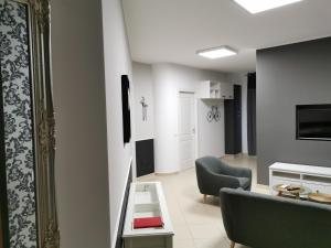 A television and/or entertainment centre at La Maison Latina Guest House