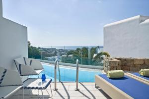 普拉迪斯亞羅斯的住宿－麥柯尼亞安大使羅萊夏朵酒店，享有游泳池景致的别墅