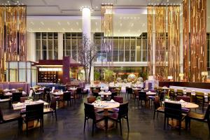 成都温江皇冠假日酒店餐厅或其他用餐的地方