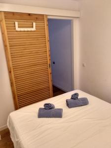 um quarto com uma cama com duas toalhas em Apartment Aloha Sitges em Sitges
