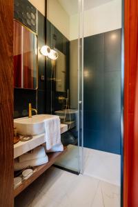 y baño con lavabo y ducha. en Boutique Hotel Dobrna - Terme Dobrna, en Dobrna