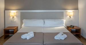 Postel nebo postele na pokoji v ubytování Rosamar & Spa 4*s