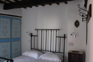 B&B Porta Santa Lucia - Appartamento في فيرمو: غرفة نوم بسرير اسود وطاولة خشبية