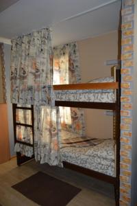 2 stapelbedden in een kamer met een raam bij Sweetdream Hostel in Charkov