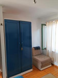 een grote blauwe kast in een kamer met een bank bij Apartman Mia Biograd in Biograd na Moru