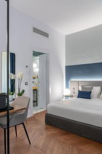 A bed or beds in a room at M20 Boutique Hotel Még 29 kép