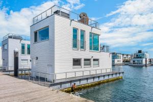 a house on a dock on a body of water at Bora in Olpenitz