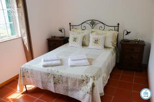 Un pat sau paturi într-o cameră la Quinta do Monte Bravo - DOURO - Quarto Duplo