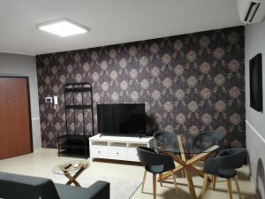 A television and/or entertainment centre at La Maison Latina Guest House