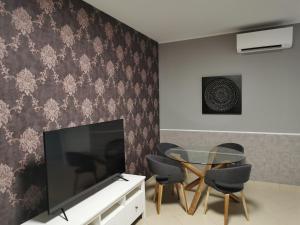 A television and/or entertainment centre at La Maison Latina Guest House