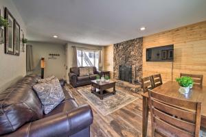 sala de estar con sofá de cuero y chimenea en Quiet Lake Arrowhead Retreat with Large Deck!, en Lake Arrowhead