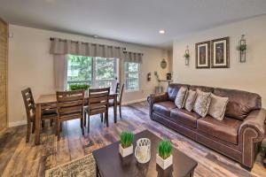 sala de estar con sofá de cuero y mesa en Quiet Lake Arrowhead Retreat with Large Deck!, en Lake Arrowhead