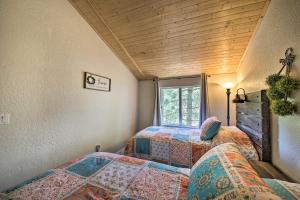 En eller flere senge i et værelse på Quiet Lake Arrowhead Retreat with Large Deck!