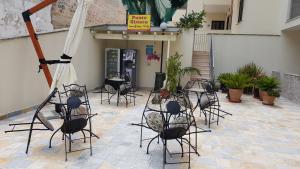 un grupo de sillas sentadas frente a un edificio en CATONA HOUSE en Otranto
