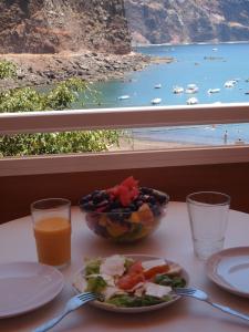 a table with a bowl of food and a glass of orange juice at Apartamento La Playa in Valle Gran Rey