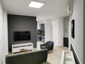 A television and/or entertainment centre at La Maison Latina Guest House