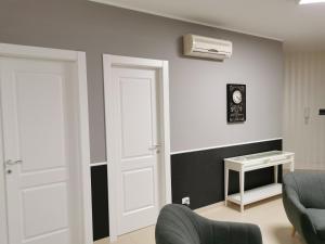 A seating area at La Maison Latina Guest House