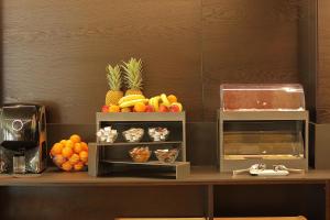 a table with fruit on top of a counter at Hotel Bell'arrivo by Dori in Peschiera del Garda